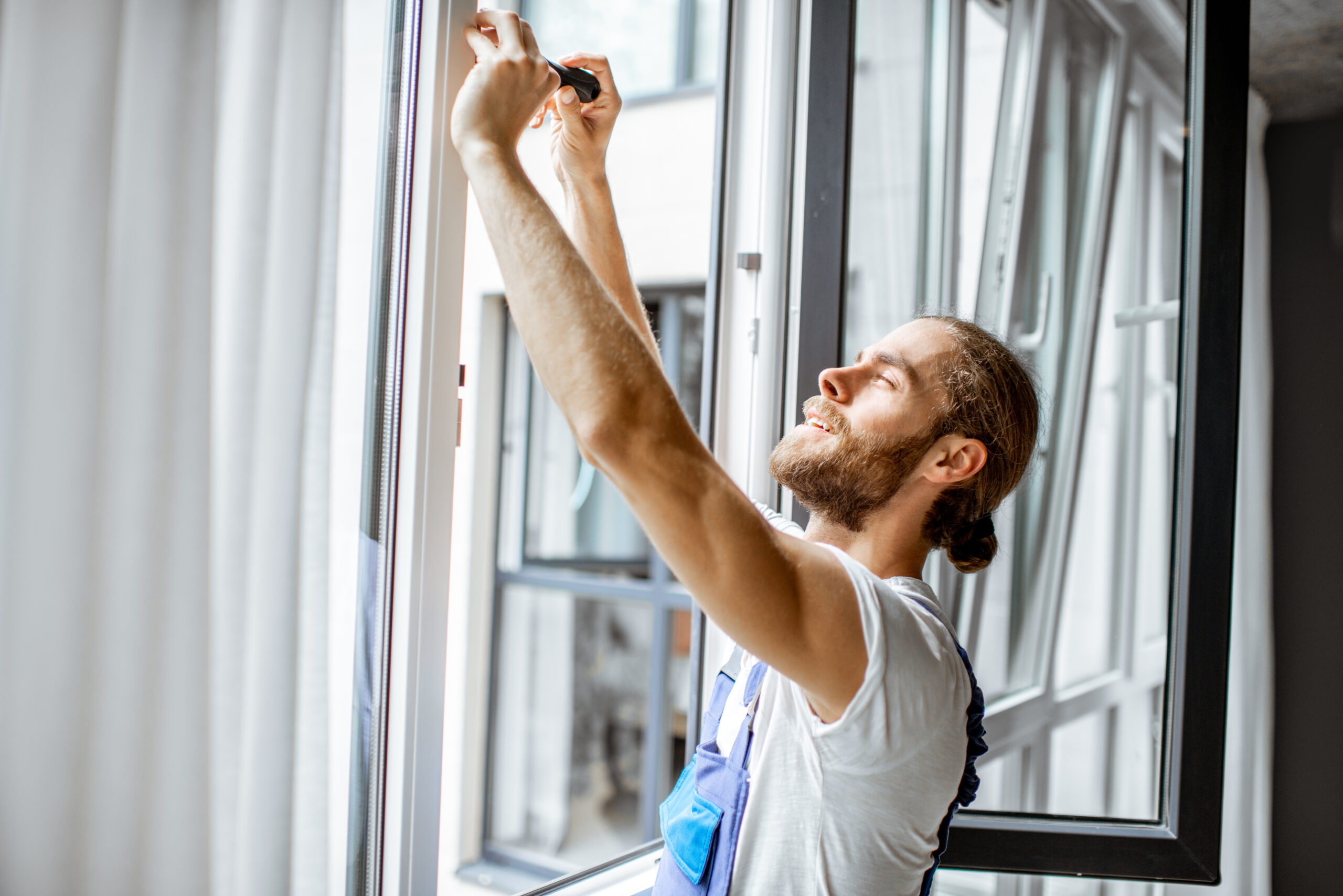 Workman adjusting window frames at home glashandel-de-kroon